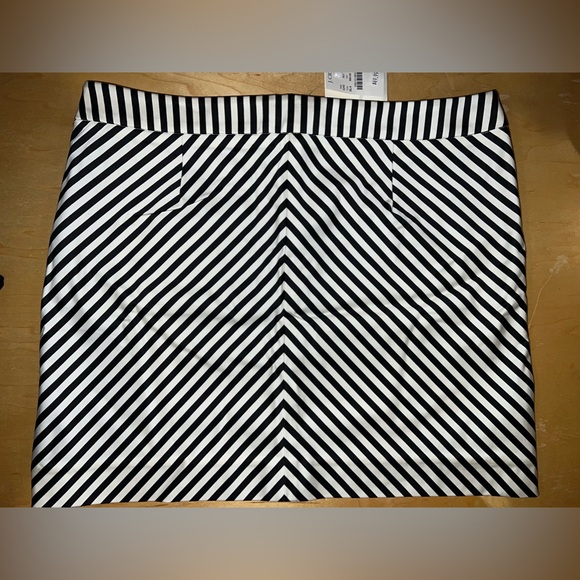 J. Crew Black & White Chevron Striped Mini Skirt - Size 8 - Picture 2 of 3